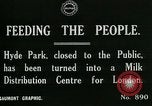 Image Hyde Park sert de centre de distribution de lait en temps de guerre Londres Angleterre, 1915, de la seconde 7 séquences d'archives historiques vidéo 65675026084