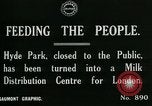 Image Hyde Park sert de centre de distribution de lait en temps de guerre Londres Angleterre, 1915, de la seconde 8 séquences d'archives historiques vidéo 65675026084
