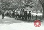 Image Hyde Park sert de centre de distribution de lait en temps de guerre Londres Angleterre, 1915, de la seconde 10 séquences d'archives historiques vidéo 65675026084