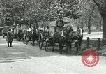Image Hyde Park sert de centre de distribution de lait en temps de guerre Londres Angleterre, 1915, de la seconde 11 séquences d'archives historiques vidéo 65675026084