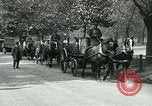 Image Hyde Park sert de centre de distribution de lait en temps de guerre Londres Angleterre, 1915, de la seconde 12 séquences d'archives historiques vidéo 65675026084