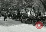 Image Hyde Park sert de centre de distribution de lait en temps de guerre Londres Angleterre, 1915, de la seconde 13 séquences d'archives historiques vidéo 65675026084