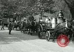 Image Hyde Park sert de centre de distribution de lait en temps de guerre Londres Angleterre, 1915, de la seconde 14 séquences d'archives historiques vidéo 65675026084