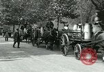 Image Hyde Park sert de centre de distribution de lait en temps de guerre Londres Angleterre, 1915, de la seconde 15 séquences d'archives historiques vidéo 65675026084