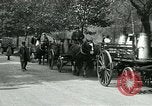 Image Hyde Park sert de centre de distribution de lait en temps de guerre Londres Angleterre, 1915, de la seconde 16 séquences d'archives historiques vidéo 65675026084