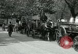 Image Hyde Park sert de centre de distribution de lait en temps de guerre Londres Angleterre, 1915, de la seconde 17 séquences d'archives historiques vidéo 65675026084
