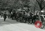 Image Hyde Park sert de centre de distribution de lait en temps de guerre Londres Angleterre, 1915, de la seconde 18 séquences d'archives historiques vidéo 65675026084