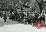 Image Hyde Park sert de centre de distribution de lait en temps de guerre Londres Angleterre, 1915, de la seconde 19 séquences d'archives historiques vidéo 65675026084