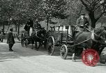 Image Hyde Park sert de centre de distribution de lait en temps de guerre Londres Angleterre, 1915, de la seconde 20 séquences d'archives historiques vidéo 65675026084