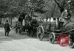 Image Hyde Park sert de centre de distribution de lait en temps de guerre Londres Angleterre, 1915, de la seconde 21 séquences d'archives historiques vidéo 65675026084
