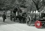 Image Hyde Park sert de centre de distribution de lait en temps de guerre Londres Angleterre, 1915, de la seconde 22 séquences d'archives historiques vidéo 65675026084