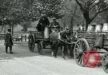 Image Hyde Park sert de centre de distribution de lait en temps de guerre Londres Angleterre, 1915, de la seconde 23 séquences d'archives historiques vidéo 65675026084