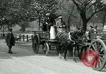 Image Hyde Park sert de centre de distribution de lait en temps de guerre Londres Angleterre, 1915, de la seconde 24 séquences d'archives historiques vidéo 65675026084