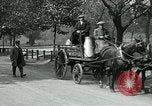 Image Hyde Park sert de centre de distribution de lait en temps de guerre Londres Angleterre, 1915, de la seconde 25 séquences d'archives historiques vidéo 65675026084