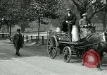Image Hyde Park sert de centre de distribution de lait en temps de guerre Londres Angleterre, 1915, de la seconde 26 séquences d'archives historiques vidéo 65675026084