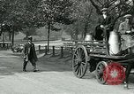 Image Hyde Park sert de centre de distribution de lait en temps de guerre Londres Angleterre, 1915, de la seconde 27 séquences d'archives historiques vidéo 65675026084