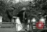 Image Hyde Park sert de centre de distribution de lait en temps de guerre Londres Angleterre, 1915, de la seconde 28 séquences d'archives historiques vidéo 65675026084