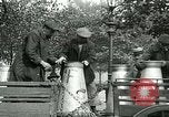 Image Hyde Park sert de centre de distribution de lait en temps de guerre Londres Angleterre, 1915, de la seconde 29 séquences d'archives historiques vidéo 65675026084