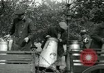 Image Hyde Park sert de centre de distribution de lait en temps de guerre Londres Angleterre, 1915, de la seconde 30 séquences d'archives historiques vidéo 65675026084