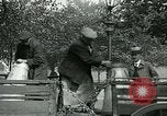 Image Hyde Park sert de centre de distribution de lait en temps de guerre Londres Angleterre, 1915, de la seconde 32 séquences d'archives historiques vidéo 65675026084