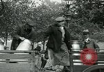 Image Hyde Park sert de centre de distribution de lait en temps de guerre Londres Angleterre, 1915, de la seconde 33 séquences d'archives historiques vidéo 65675026084