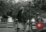 Image Hyde Park sert de centre de distribution de lait en temps de guerre Londres Angleterre, 1915, de la seconde 34 séquences d'archives historiques vidéo 65675026084