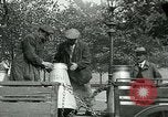 Image Hyde Park sert de centre de distribution de lait en temps de guerre Londres Angleterre, 1915, de la seconde 35 séquences d'archives historiques vidéo 65675026084