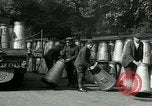 Image Hyde Park sert de centre de distribution de lait en temps de guerre Londres Angleterre, 1915, de la seconde 41 séquences d'archives historiques vidéo 65675026084