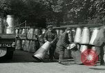Image Hyde Park sert de centre de distribution de lait en temps de guerre Londres Angleterre, 1915, de la seconde 42 séquences d'archives historiques vidéo 65675026084