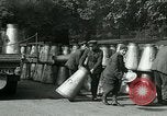 Image Hyde Park sert de centre de distribution de lait en temps de guerre Londres Angleterre, 1915, de la seconde 43 séquences d'archives historiques vidéo 65675026084