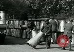 Image Hyde Park sert de centre de distribution de lait en temps de guerre Londres Angleterre, 1915, de la seconde 45 séquences d'archives historiques vidéo 65675026084