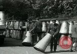 Image Hyde Park sert de centre de distribution de lait en temps de guerre Londres Angleterre, 1915, de la seconde 46 séquences d'archives historiques vidéo 65675026084