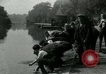 Image Hyde Park sert de centre de distribution de lait en temps de guerre Londres Angleterre, 1915, de la seconde 47 séquences d'archives historiques vidéo 65675026084