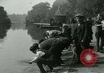 Image Hyde Park sert de centre de distribution de lait en temps de guerre Londres Angleterre, 1915, de la seconde 48 séquences d'archives historiques vidéo 65675026084