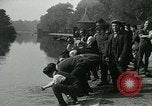 Image Hyde Park sert de centre de distribution de lait en temps de guerre Londres Angleterre, 1915, de la seconde 49 séquences d'archives historiques vidéo 65675026084