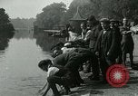 Image Hyde Park sert de centre de distribution de lait en temps de guerre Londres Angleterre, 1915, de la seconde 50 séquences d'archives historiques vidéo 65675026084