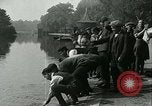 Image Hyde Park sert de centre de distribution de lait en temps de guerre Londres Angleterre, 1915, de la seconde 51 séquences d'archives historiques vidéo 65675026084