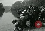 Image Hyde Park sert de centre de distribution de lait en temps de guerre Londres Angleterre, 1915, de la seconde 52 séquences d'archives historiques vidéo 65675026084