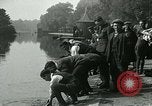 Image Hyde Park sert de centre de distribution de lait en temps de guerre Londres Angleterre, 1915, de la seconde 53 séquences d'archives historiques vidéo 65675026084