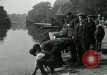 Image Hyde Park sert de centre de distribution de lait en temps de guerre Londres Angleterre, 1915, de la seconde 54 séquences d'archives historiques vidéo 65675026084