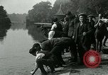 Image Hyde Park sert de centre de distribution de lait en temps de guerre Londres Angleterre, 1915, de la seconde 55 séquences d'archives historiques vidéo 65675026084