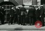 Standbild Notice Board Vereinigtes Königreich, 1914, aus Sekunde 5 historischem Filmmaterial Videoclip 65675026086