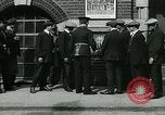 Standbild Notice Board Vereinigtes Königreich, 1914, aus Sekunde 6 historischem Filmmaterial Videoclip 65675026086