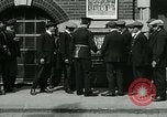 Standbild Notice Board Vereinigtes Königreich, 1914, aus Sekunde 7 historischem Filmmaterial Videoclip 65675026086