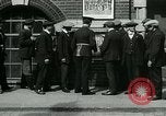 Standbild Notice Board Vereinigtes Königreich, 1914, aus Sekunde 10 historischem Filmmaterial Videoclip 65675026086