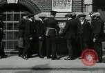 Standbild Notice Board Vereinigtes Königreich, 1914, aus Sekunde 11 historischem Filmmaterial Videoclip 65675026086
