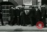 Standbild Notice Board Vereinigtes Königreich, 1914, aus Sekunde 12 historischem Filmmaterial Videoclip 65675026086
