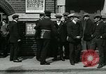 Standbild Notice Board Vereinigtes Königreich, 1914, aus Sekunde 15 historischem Filmmaterial Videoclip 65675026086