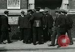 Standbild Notice Board Vereinigtes Königreich, 1914, aus Sekunde 16 historischem Filmmaterial Videoclip 65675026086