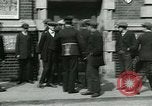 Standbild Notice Board Vereinigtes Königreich, 1914, aus Sekunde 17 historischem Filmmaterial Videoclip 65675026086